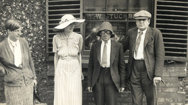 Wedding-to-Patricia-Preece-From-left-Dorothy-Hepworth-Patricia-Preece-Stanley-Spencer-Jas-Wood